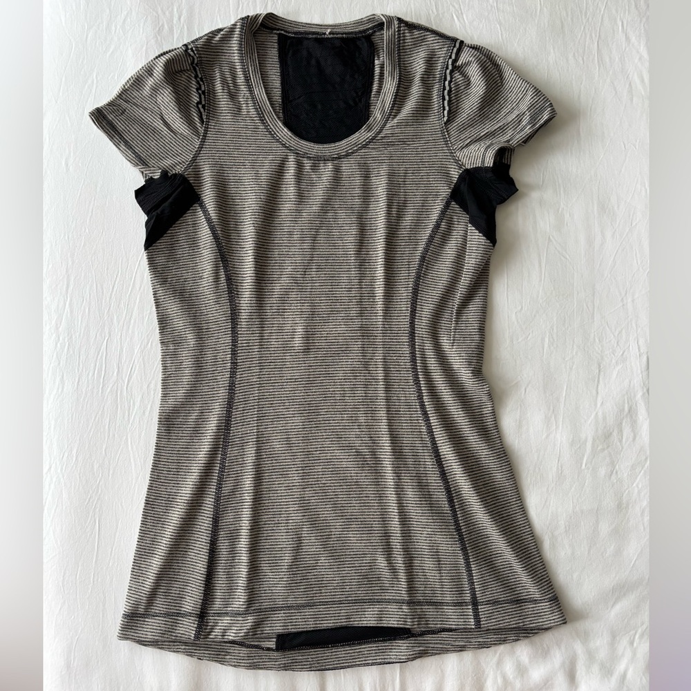 PRE-OWNED Lululemon Athletica Cream & Black Fitted Ruched T-Shirt | 6